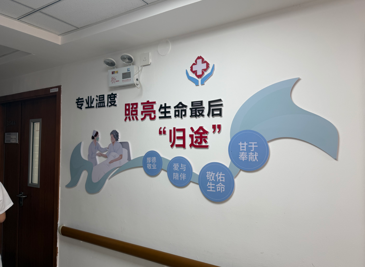 病区走廊,家属可随时陪护,探视安排尽量照顾家庭的需要