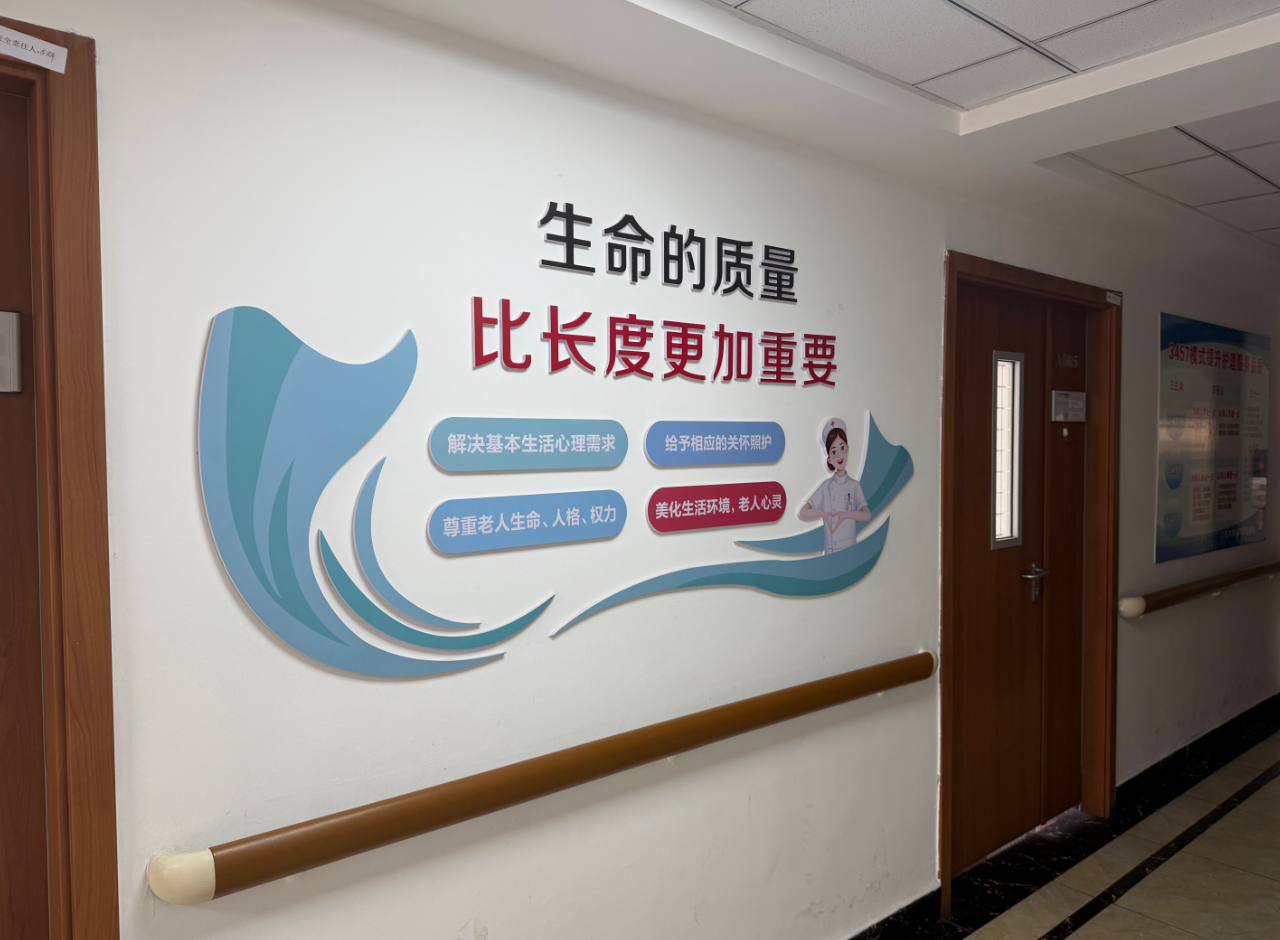 走廊尽头也是窗,光线会照进来