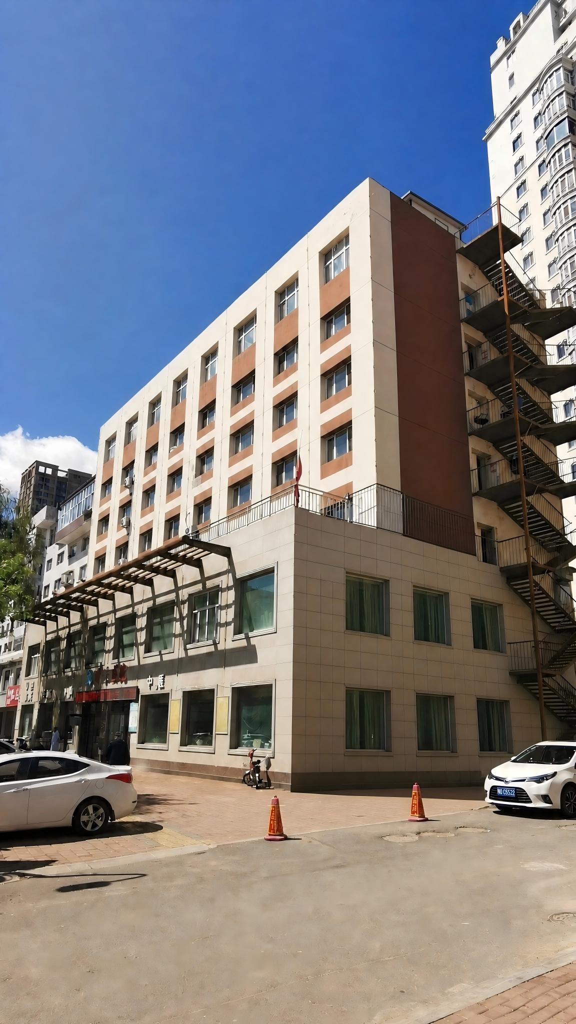 膝盖疼到不敢下楼？10月关节炎日提醒你：这个关节，能保就别急着换